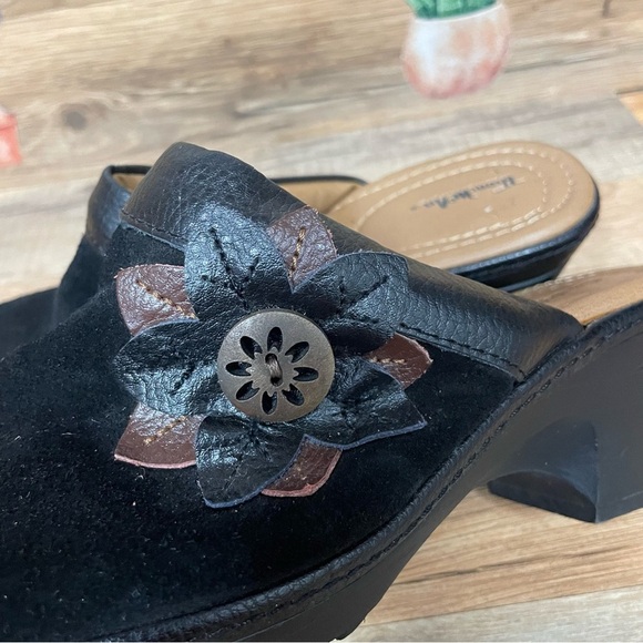 Thom McAn Women's Carine Black Suede Clogs Leather Flower 7.5 wide boho hippie - Picture 6 of 8